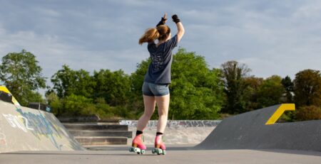 Femme patinant avec le t-shirt Patin's Anatomy de Copains Roulettes